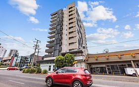 Spacious Inner City Apartment With Free Parking